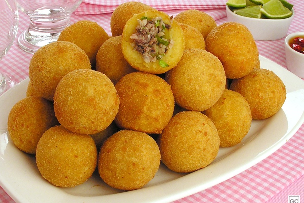 Aprenda como fazer uma deliciosa receita de bolinho de sardinha com batata e ervas