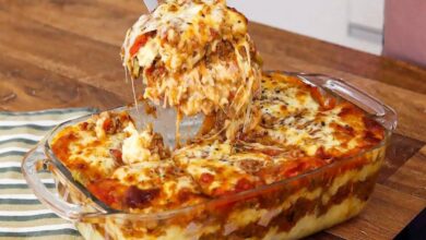Receita de arroz de forno à parmegiana, descubra uma combinação inusitada que vai encantar o seu paladar. Parece até lasanha, mas é arroz de forno cremoso à parmegiana!Confira!
