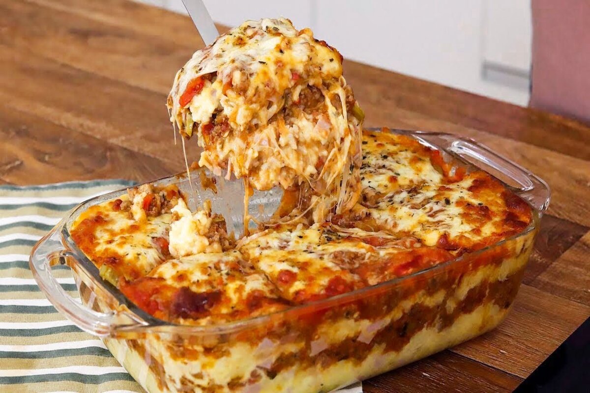 Receita de arroz de forno à parmegiana, descubra uma combinação inusitada que vai encantar o seu paladar. Parece até lasanha, mas é arroz de forno cremoso à parmegiana!Confira!