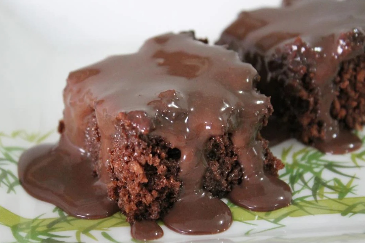 Aprenda como fazer um bolo de chocolate bem fofinho, super saboroso e muito mais saudável. Confira!